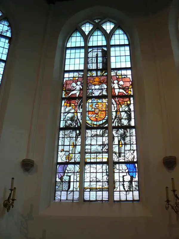 Raam van de Slotkapel in Egmond aan den Hoef